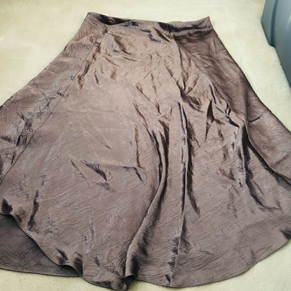 NWT Vince. Asymmetrical Crinkled Satin Skirt Taupe Size Large - Picture 6 of 12